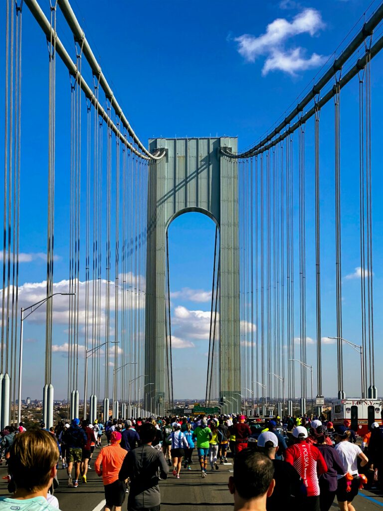 marathon runners on verrazano narrows bridge